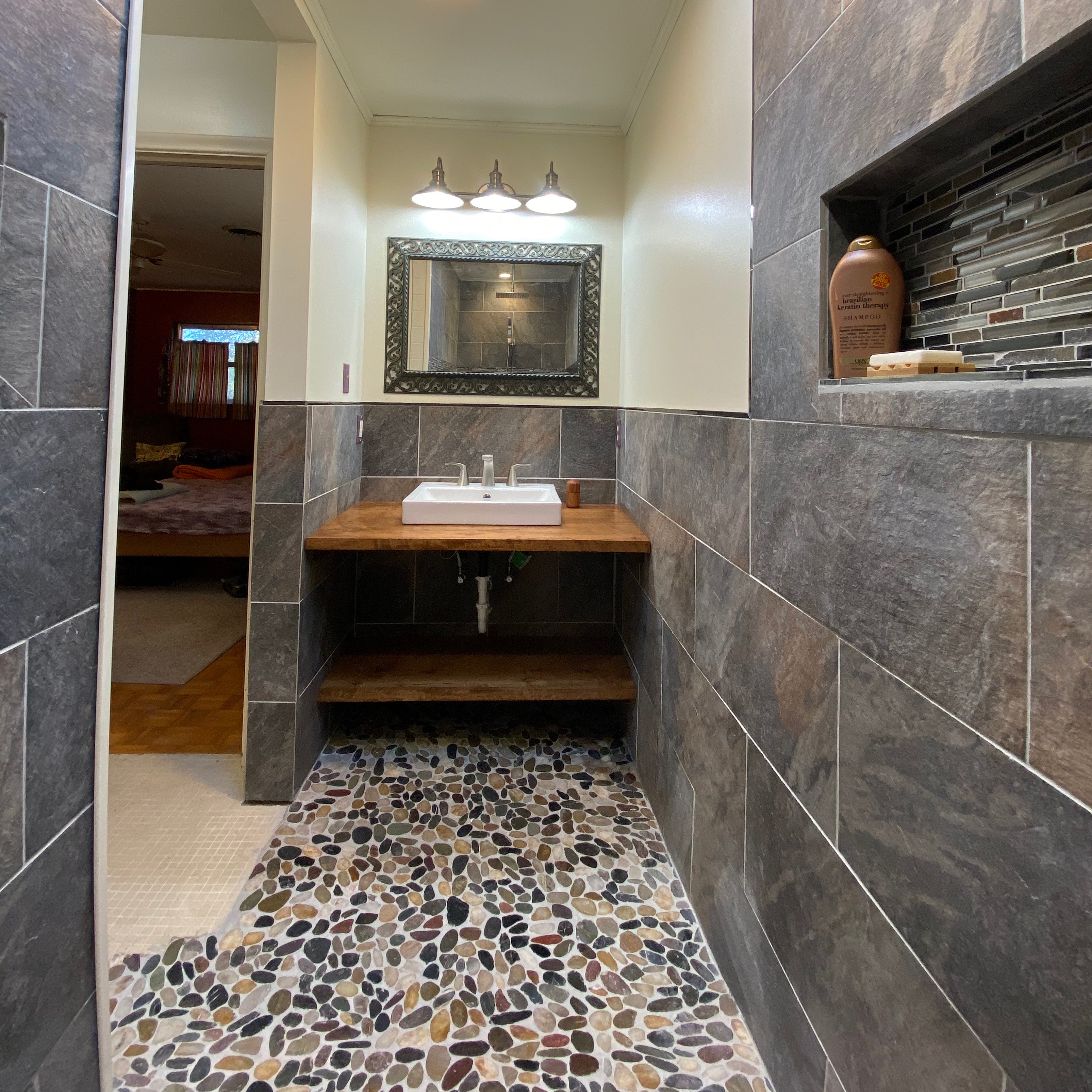 A bathroom with a sink and a mirror